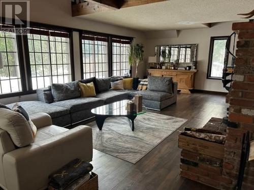 3025 Camozzi Road, Revelstoke, BC - Indoor Photo Showing Living Room