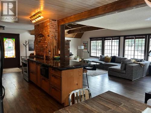 3025 Camozzi Road, Revelstoke, BC - Indoor Photo Showing Living Room