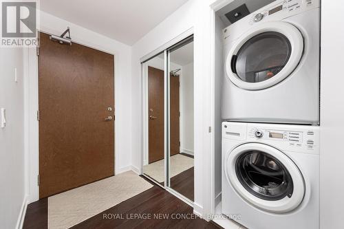 3203 - 2212 Lake Shore Boulevard W, Toronto, ON - Indoor Photo Showing Laundry Room