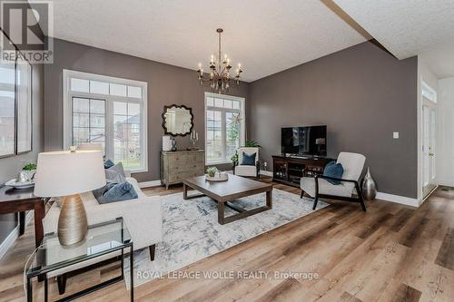 34 Treeview Drive, Waterloo, ON - Indoor Photo Showing Living Room