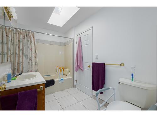 8011 Thompson Road, Kimberley, BC - Indoor Photo Showing Bathroom