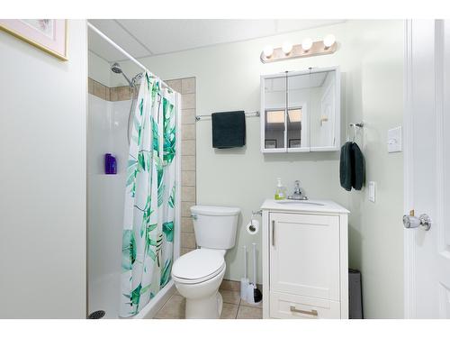 8011 Thompson Road, Kimberley, BC - Indoor Photo Showing Bathroom
