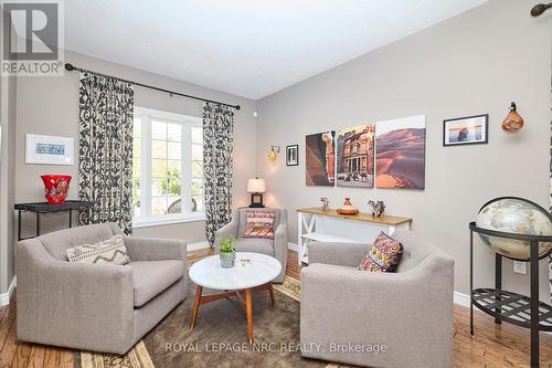 5 Evergreens Drive, Grimsby, ON - Indoor Photo Showing Living Room