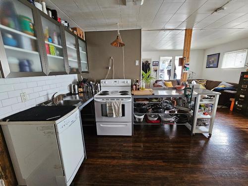 565 Wallinger Avenue, Kimberley, BC - Indoor Photo Showing Kitchen