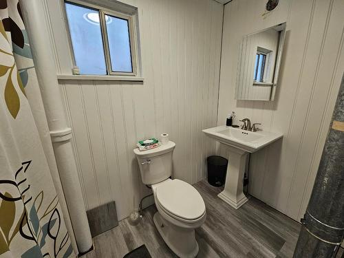 565 Wallinger Avenue, Kimberley, BC - Indoor Photo Showing Bathroom