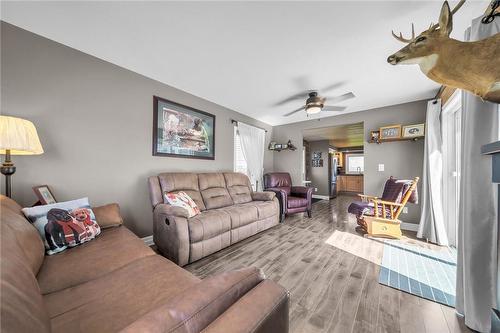 2970 Lakeshore Road, Dunnville, ON - Indoor Photo Showing Living Room