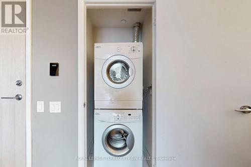 1001 - 30 Roehampton Avenue, Toronto, ON - Indoor Photo Showing Laundry Room