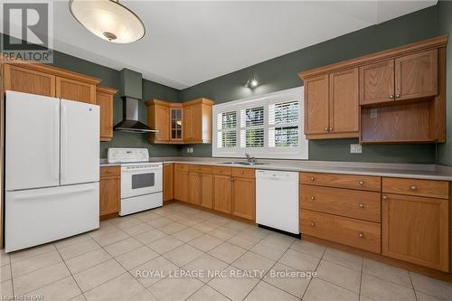 6 - 42 Concord Street, Pelham, ON - Indoor Photo Showing Kitchen With Double Sink