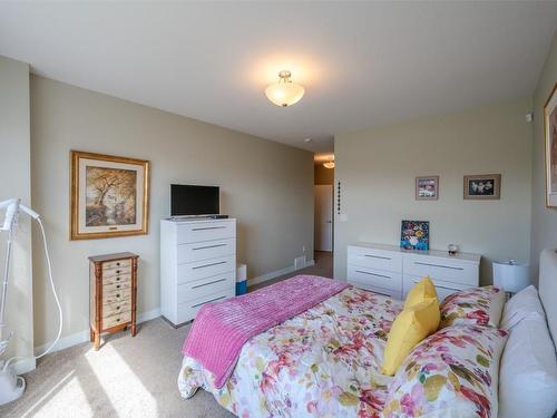 955 Holden Road, Penticton, BC - Indoor Photo Showing Bedroom