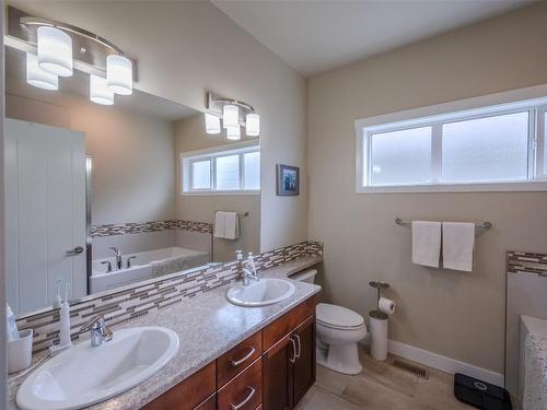 955 Holden Road, Penticton, BC - Indoor Photo Showing Bathroom