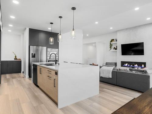 208 Skyland Drive, Kelowna, BC - Indoor Photo Showing Kitchen With Upgraded Kitchen
