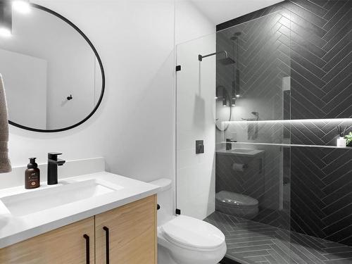 208 Skyland Drive, Kelowna, BC - Indoor Photo Showing Bathroom
