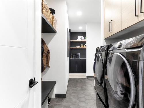208 Skyland Drive, Kelowna, BC - Indoor Photo Showing Laundry Room