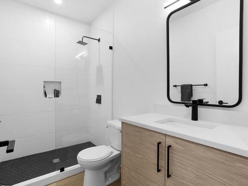 208 Skyland Drive, Kelowna, BC - Indoor Photo Showing Bathroom