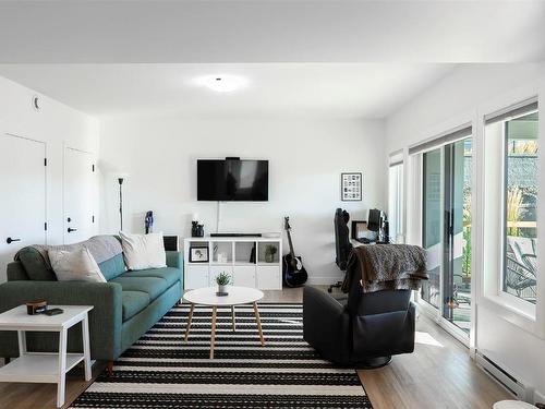 208 Skyland Drive, Kelowna, BC - Indoor Photo Showing Living Room