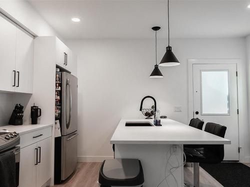 208 Skyland Drive, Kelowna, BC - Indoor Photo Showing Kitchen