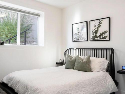 208 Skyland Drive, Kelowna, BC - Indoor Photo Showing Bedroom