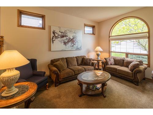 317 4Th Avenue S, Creston, BC - Indoor Photo Showing Living Room
