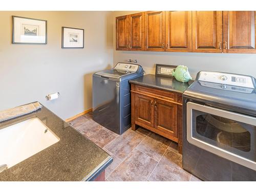 317 4Th Avenue S, Creston, BC - Indoor Photo Showing Laundry Room