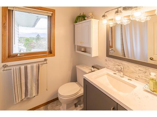 317 4Th Avenue S, Creston, BC - Indoor Photo Showing Bathroom