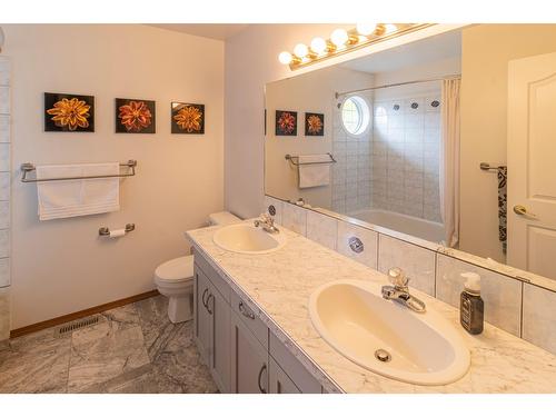 317 4Th Avenue S, Creston, BC - Indoor Photo Showing Bathroom