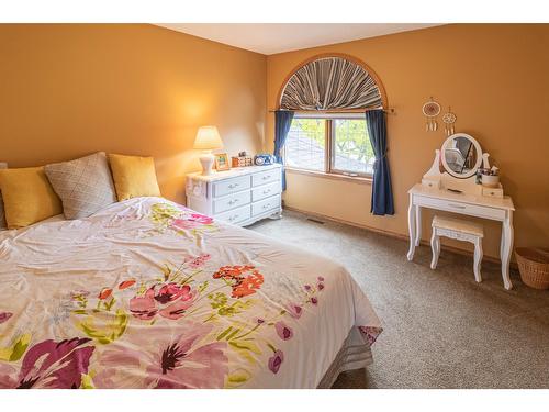 317 4Th Avenue S, Creston, BC - Indoor Photo Showing Bedroom