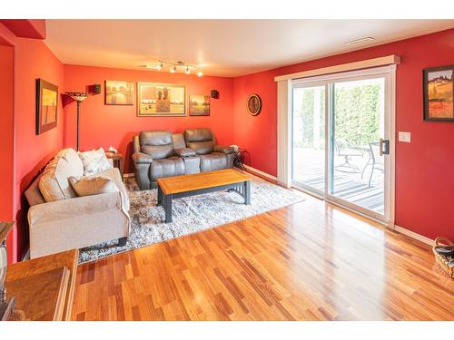317 4Th Avenue S, Creston, BC - Indoor Photo Showing Living Room