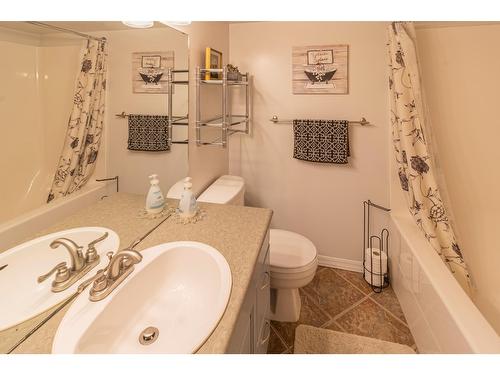 317 4Th Avenue S, Creston, BC - Indoor Photo Showing Bathroom