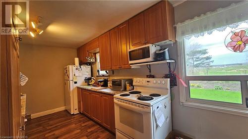 114 Lindsay Road 5, Northern Bruce Peninsula, ON - Indoor Photo Showing Kitchen