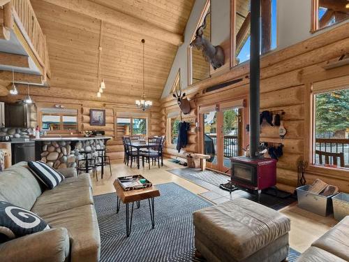 4810 Pine Ridge Way, Logan Lake, BC - Indoor Photo Showing Living Room