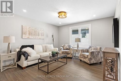 1-1061 Eagletrace Drive, London, ON - Indoor Photo Showing Living Room