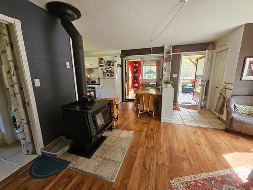 114 Eagles Nest Road, Nakusp, BC - Indoor With Fireplace
