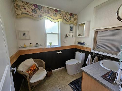 114 Eagles Nest Road, Nakusp, BC - Indoor Photo Showing Bedroom