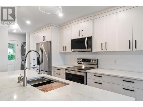 981 12 Street Se Unit# 26, Salmon Arm, BC - Indoor Photo Showing Kitchen With Double Sink With Upgraded Kitchen