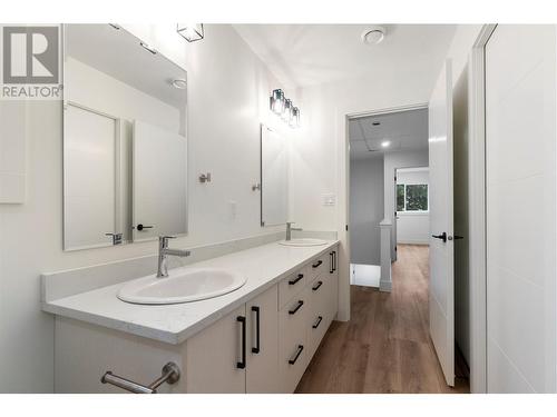 981 12 Street Se Unit# 26, Salmon Arm, BC - Indoor Photo Showing Bathroom