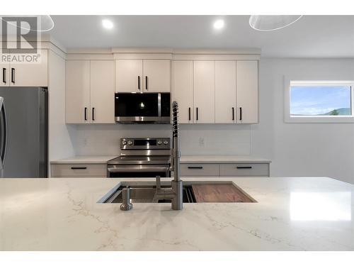 981 12 Street Se Unit# 26, Salmon Arm, BC - Indoor Photo Showing Kitchen With Double Sink