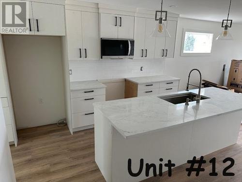 981 12 Street Se Unit# 26, Salmon Arm, BC - Indoor Photo Showing Kitchen With Upgraded Kitchen