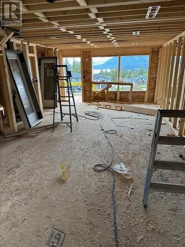 981 12 Street Se Unit# 23, Salmon Arm, BC - Indoor Photo Showing Garage