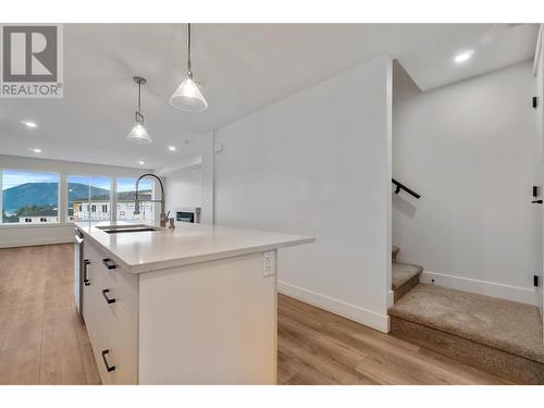 981 12 Street Se Unit# 22, Salmon Arm, BC - Indoor Photo Showing Kitchen