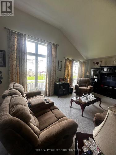 14 Lisbeth Crescent, Kawartha Lakes, ON - Indoor Photo Showing Living Room