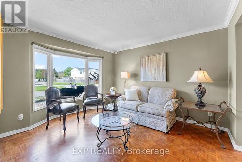 22 Sikorski Avenue, St. Catharines, ON - Indoor Photo Showing Living Room