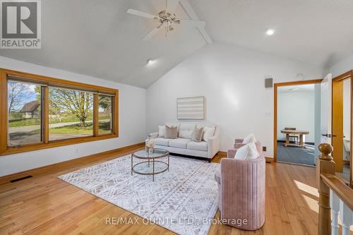 120 Avonlough Road, Belleville, ON - Indoor Photo Showing Living Room