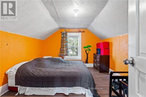 4073 Carroll Avenue, Niagara Falls, ON - Indoor Photo Showing Bedroom