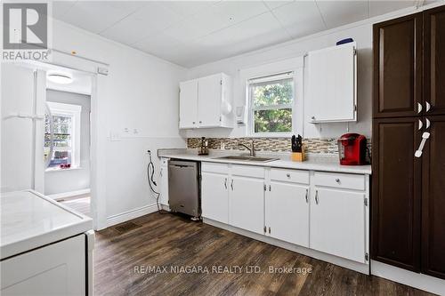 4073 Carroll Avenue, Niagara Falls, ON - Indoor Photo Showing Kitchen