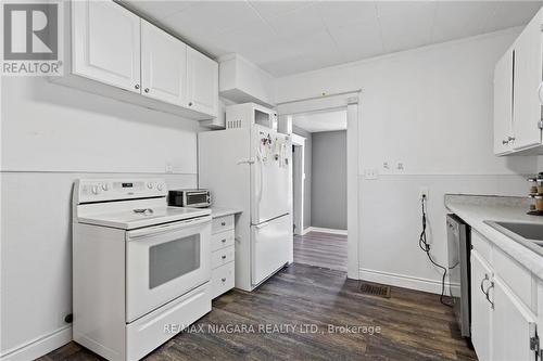 4073 Carroll Avenue, Niagara Falls, ON - Indoor Photo Showing Kitchen