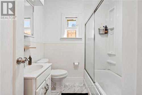 4073 Carroll Avenue, Niagara Falls, ON - Indoor Photo Showing Bathroom