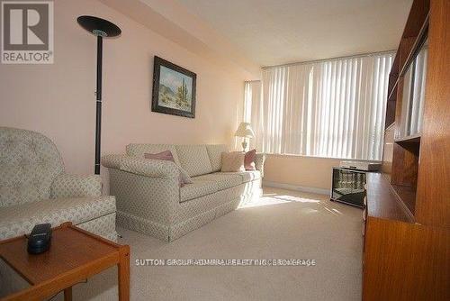 602 - 7 Townsgate Drive, Vaughan, ON - Indoor Photo Showing Living Room