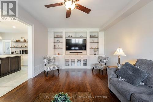 1065 Halliday Avenue, Mississauga, ON - Indoor Photo Showing Living Room