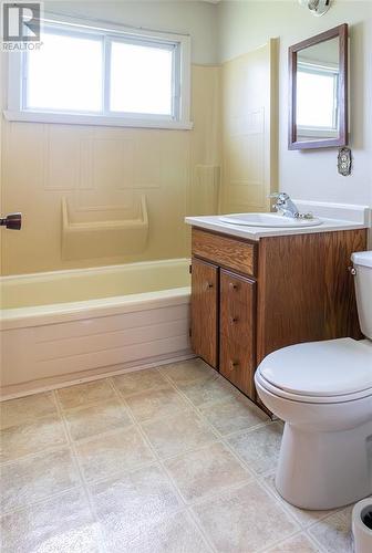 Main level bath. - 23 Church Avenue, Iroquois, ON - Indoor Photo Showing Bathroom