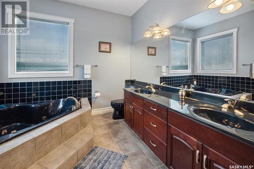 621 Brookhurst Court, Saskatoon, SK - Indoor Photo Showing Kitchen With Double Sink